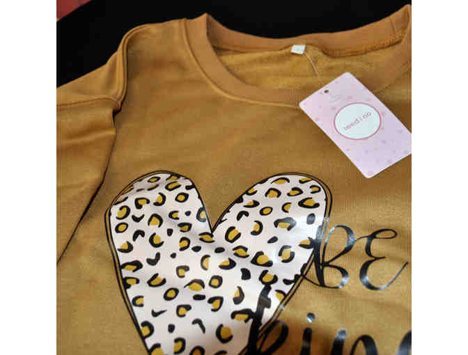 Brown Leopard Heart 'Be Kind' Crewneck Sweatshirt - L - by Teedino