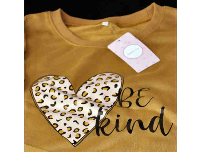 Brown Leopard Heart 'Be Kind' Crewneck Sweatshirt - L - by Teedino