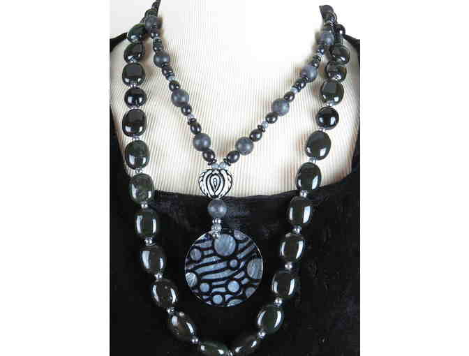 1/KIND FAB FAUX NECKLACE #388 WITH MUSSEL LIP PENDANT