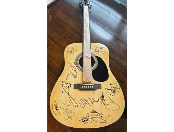 Acoustic Guitar, signed by Country Music Artists - Photo 1