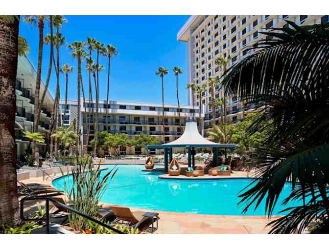 Los Angeles, Ca - Los Angeles Airport Marriott - One Night Stay with Parking