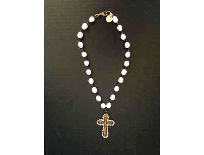 FRESHWATER PEARL NECKLACE w/CROSS