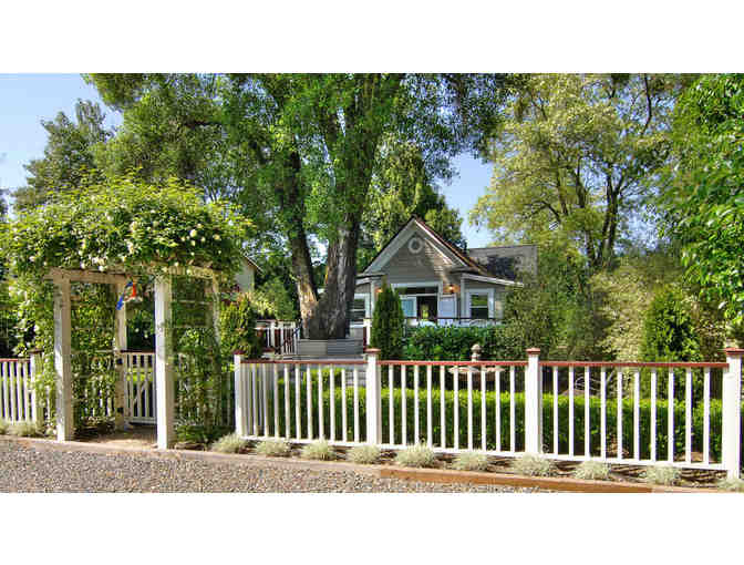 3-Night Stay in Downtown Healdsburg Cottage