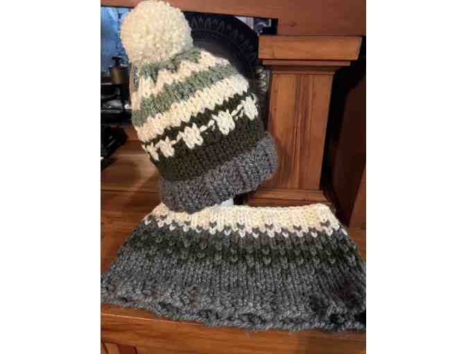 SHADES OF GREEN AND CREAM COWL