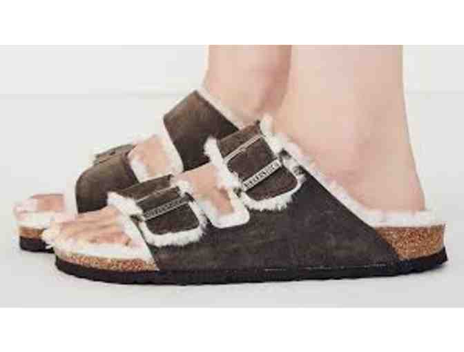(1) pair Birkenstock Unisex Arizona Shearling Sandal - Mocha (size 40)