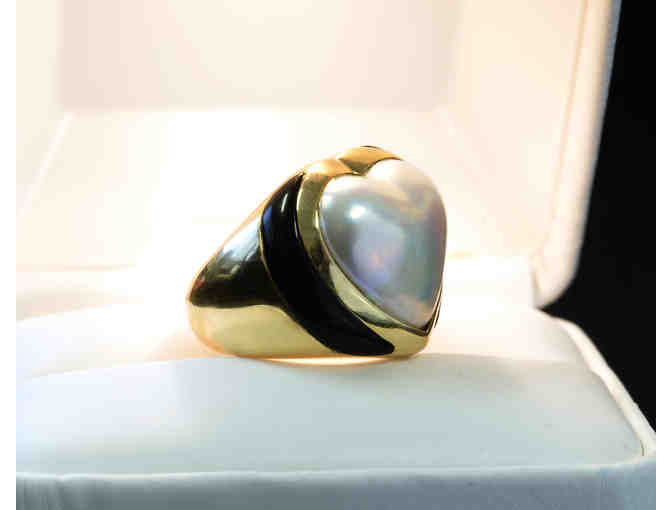 18 kt. Yellow Gold Mabe Pearl and Black Onyx Ring