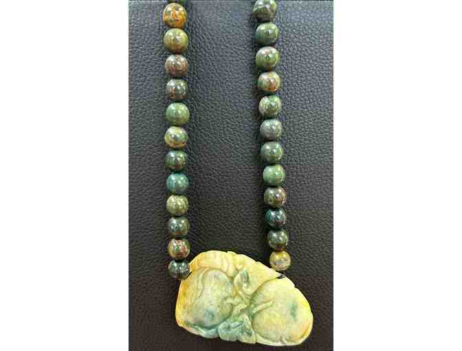 Choker with Green Serpentine and Decorative Carved Jade Stone-Lot 56 - Photo 1