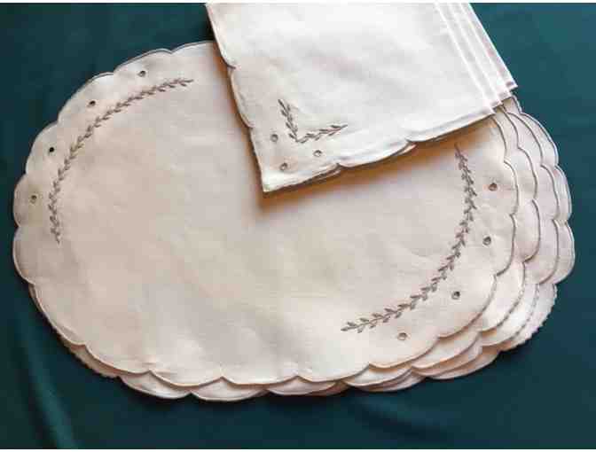 Linen placemats and napkin set