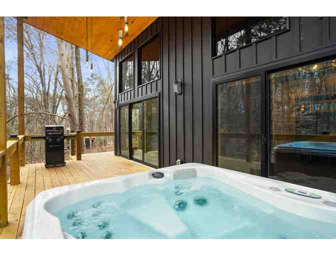 Enjoy 4 nights LUXURY GLASS House Cabin Hocking Hills, Ohio + $100 Food Credit