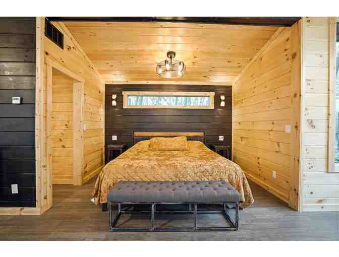 Enjoy 4 nights LUXURY GLASS House Cabin Hocking Hills, Ohio + $100 Food Credit