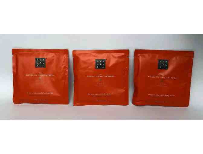 The Ritual of Dao White Lotus & Yi Yi Ren Scented Candle Plus 3 Packs of Body Scrub