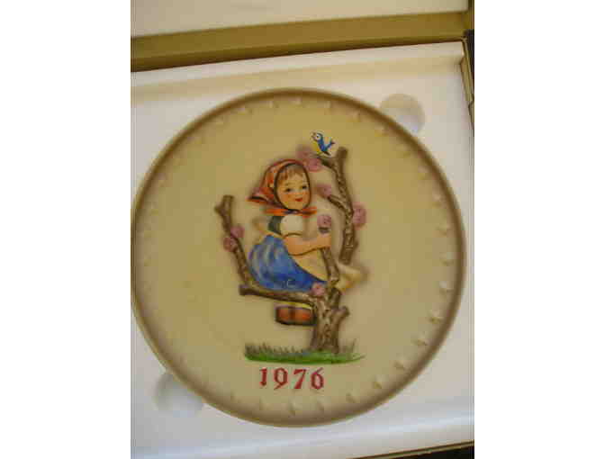 Hummel Annual Plate in Bas-Relief