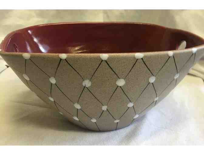 Italian pottery bowl, numbered 95/383 hand painted