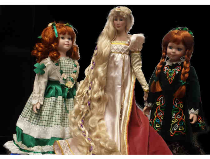 It's a Small World of Dolls