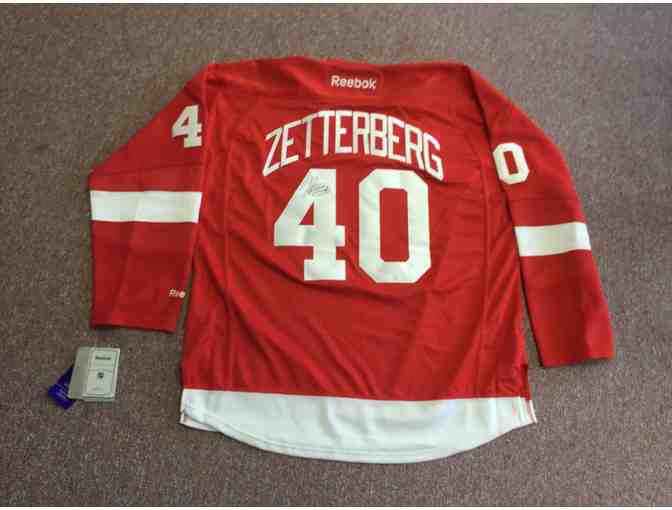 Detroit Red Wing Autographed Henrick Zetterberg NHL Jersey!!