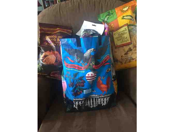 Huge bag of snacks from Trader Joe's! / Enorme bolsa de aperitivos de Trader Joe's!