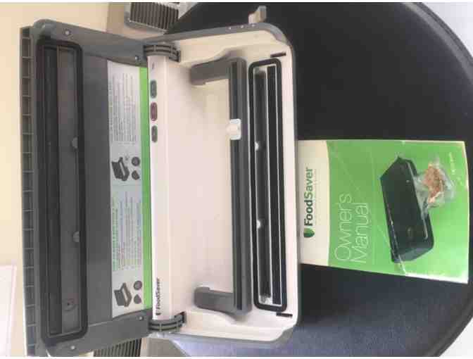 Gently Used FoodSaver FM2110 Vacuum Sealing System