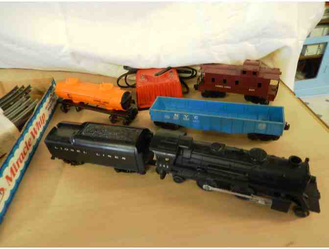 Five piece Lionel Train set with Track