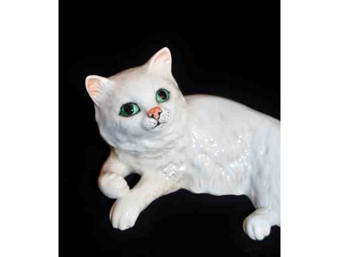 Beswick Cat #1876- White Reclining with Blue Eyes