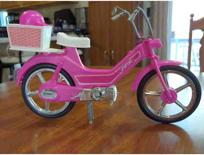 Vintage 1980's Barbie Pink Motorbike with helmet - Photo 1